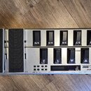 Stříbrný MIDI kontrolér Roland FC-300 s deseti černými spínacími pedály a dvěma velkými expresními pedály ve spodní části. Na horní straně je vidět n…