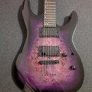 Elektrická kytara s fialovým průsvitným lakem a viditelnou strukturou dřeva na těle. Nástroj má dva humbuckery, jeden ovládací knoflík hlasitosti a p…