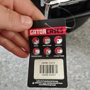 Černý papírový visačka s červeným nápisem GATORCASES. Pod ním jsou ikony s popisky MUSIC, PRO AUDIO, UTILITY, PHOTO/VIDEO, DJ a STAGE/TOUR. Bílá nále…