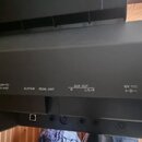 Detail zadní strany černého hudebního nástroje s řadou připojovacích konektorů. Nad porty jsou bílé nápisy: USB TO HOST, SUSTAIN, PEDAL UNIT, AUX OUT…