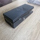 Černý obdélníkový přístroj s vodorovně žebrovaným horním krytem. Na vrchu je vyražený nápis BOSS, na boční straně je vidět označení CTL 1-2 a nápis P…