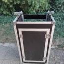 Černý transportní case s hliníkovými hranami a rohy. Case je otevřený, horní víko je odklopené nahoru a zpevněné kovovými panty. Na přední straně jso…