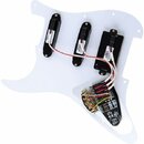 Bílá pickguard s třemi černými snímači. Na každém snímači je bílá nálepka s nápisem EMG. K snímačům vede kabeláž připojená k elektronice s potenciome…