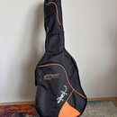 Černý polovrtvný pouzdro na hudební nástroj s oranžovými detaily a lemováním. Na přední straně je bílý nápis CANTO a pod ním menší text MUSIC EQUIPME…
