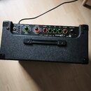 Černý kytarový kombo zesilovač s texturovaným povrchem a úchytem na horní straně. Na ovládacím panelu je nápis VVPVBX 1 a řada ovládacích prvků s pop…