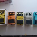 Pět kytarových efektů značky BOSS v řadě. Zleva doprava: žlutý SUPER Over Drive SD-1 v bílé krabičce, oranžový TURBO Distortion DS-2, žlutý TURBO Ove…