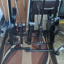 Na fotografii jsou tři černé elektrické basové kytary umístěné v černých stojaních značky PROLINE. Nástroje mají lesklý černý povrch a jsou umístěny…
