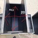 Černý transportní kufr s vnitřním prostorom, který je vyložen tmavým materiálem. Na vnitřní stěny jsou červeně nakresleny šipky s dopisy 44,5 a 20. P…