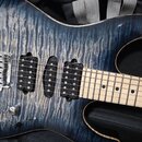 Elektrická kytara s modrým probarvioným tělem z plamenového javoru. Nástroj má tři černé humbuckery, chromovaný most a dva ovládací knofíky. Hmatník…