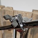 Detail chromovaného spojovacího mechanismu s utahovacím šroubem na kovovém stojanu. Povrch je lesklý, bez viditelných značek či nápisů. Stav vypadá n…