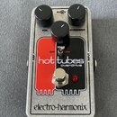 Kytarový efekt v kovovém šedém šasi s červeným a černým panelem. Na panelu jsou nápisy „hot tubes overdrive“ a v dolní části značka „electro-harmonix…