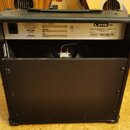 Zadní strana černého kytarového komba značky LINE 6. Na bílém štítku je uveden název modelu SPIDER IV 30 AMPLIFIER - 30 WATTS 1X12 a nápis MADE IN CH…