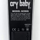 Spodní strana černého efekt pedálu s nápisem cry baby. a označením MODEL GCB95. V dolní části je logo Dunlop a text DESIGNED AND MANUFACTURED BY spol…