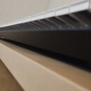 Detailní pohled na klávesnici hudebního nástroje. Jsou vidět bílé klávesy a černý korpus přístroje. Fotografie je výrazně rozostřená, žádné značky an…
