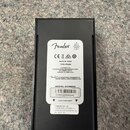 Zadní strana černého efektpedálu s bílou nálepkou. Na nálepce je logo Fender, nápisy MADE IN CHINA, TYPE: PRES299 a adresa FENDER MUSICAL INSTRUMENTS…