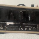 Zadní strana kytarového komba s béžovým potahem a černým chassis. Na štítku je uveden model MODEL: EGNATER REBEL-20 a Serial Number: RBL20-07091071.…