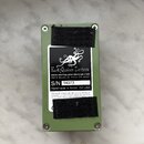 Zadní strana efekt pedálu v olivově zelené barvě. Uprostřed je černý štítek s logem chravatice a nápisy „EarthQuaker Devices“, „www.earthquakerdevice…