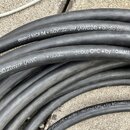 Černý kabel s kulatým průřezem s bílým nápisem. Na povrchu je doslovně uvedeno: mistral MCF 04 • 4x2x0,22mm² (AWG24) • audio (aes/ebu) OFC • by SOMME…
