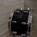 Černý buben s chromovaným obručováním a ladidly. Uprostřed korpusu je umístěno logo s nápisy GRETSCH, USA a GRETSCH. Povrch nástroje je glossy, s vid…