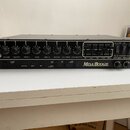 Černý rackový kytarový předzesilovač s nápisy Mesa/Boogie a STUDIO PREAMP. Přední panel obsahuje řadu otočných ovladačů s popisky VOLUME, MASTER, TRE…