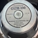 Stříbrný reproduktor s kovovým rámem a magnetem. Na štítku je uveden název CELESTION G12H-100, IMPEDANCE 8Ω a TYPE NO. 3600. Dole je nápis CELESTION…