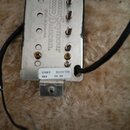 Fotografie znázorňuje elektrický snímač s kovovým krytem a pěti viditelnými póly. Na povrchu je nápis „Seymour Duncan.“ a text „Made in America“. Na…