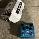 Modrý efekt pedál s nápisy „Ola“, „Chorus & Vibrato“ a logem „strymon“. Na horní části jsou tři černé ovládací knoflíky s popisky „SPEED“, „DEPTH“ a…