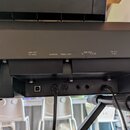 Detail zadní strany černého elektronického nástroje s panelem konektorů. Nad vstupy jsou bílé nápisy: USB TO HOST, SUSTAIN, PEDAL UNIT, AUX OUT R, L/…