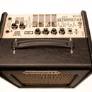 Kytarový kombo zesilovač v černém koženěném potahu s bílým ovládacím panelem. Na panelu je nápis METROPOLITAN, 810 SOUND ROAD a logo CE. Jsou zde ovl…