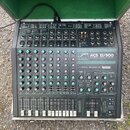 Míchadací pult v přenosném kufru s zeleným vnitřkem. Na přístroji je nápis SOLTON ACS 12/500 ADVANCED CONTROL STATION a DIGITAL REVERBS by lexicon. Z…