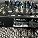 Černý mixážní pult s modrými a černými ovratky. Na zadním panelu je nápis ProFX10v3+ a text 10-CHANNEL ANALOG MIXER WITH PRO FX FXS AND DIGITAL I/O.…