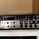 Černý rackový procesor s kovovým předním panelem. V horní části je nápis VIRTUALIZER VD a logo Behringer, v dolní části nápisy TUBE ULTRAGAIN a VINTA…