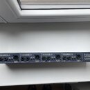 Černá racková DI box s čtyřmi kanály. Na přední straně jsou nápisy CHANNEL A, CHANNEL B, CHANNEL C a CHANNEL D, u každého z nich jsou vstupy INPUT, L…