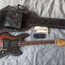 Elektrická kytara s červeně-žlutým sunburst povrchem, černým pickguardem a hnědým hmatníkem. Na hlavě je nápis GALAXIE. Kytara má jeden humbucker, je…