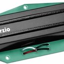 Černý humbucker s nápisem DiMarzio na krytu. Snímač je umístěn na světle zeleném plastovém rámečku s otvory pro šrouby. Z spodní strany vedou čtyři p…