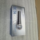 Krabice s dynamickým mikrofonem, na které je zobrazen produkt a texty. Na boku krabice je modrým písmem nápis BETA 58A a pod ním text Vocal Microphon…