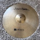 Zlatý kovový činel s viditelným broušením. Na horní části je nápis Anatolian a ve spodní části logo ULTIMATE s doplňujícím textem 22" 55cm Power Ride…