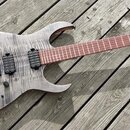 Elektrická kytara s šedým, výrazně sletovaným povrchem těla a hnědým hmatníkem. Nástroj má dva černé humbuckery, jeden ovládací knoflík a černý most.…