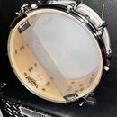 Kovový buben s bílou blánou a dřevěným vnitřkem. Na bláně je nápis REMO, uvnitř na spodní části je logo Pearl a text "MADE IN TAIWAN". Přes blánu je…