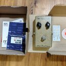 Kytarový efekt v krabičce s texturou „hammered“ v béžové barvě. Na horní straně je nápis TONE BENDER a v dolní části logo British Pedal Company. Pedá…