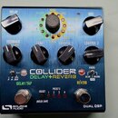 Modrý efekt pedál s nápisem COLLIDER DELAY+REVERB. Na horní straně jsou čtyři černé otočné knoflíky s popisky DELAY, FEEDBACK / DECAY, TONE, CONTROL…