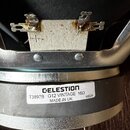 Fotografie detailu zadní části reproduktoru s kovovým rámem. Na bílém štítku je uveden nápis CELESTION, T3897B G12 VINTAGE 16Ω MADE IN UK a označení…