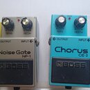Dvě efektové pedály značky BOSS. Levý pedál je stříbrný s nápisy Noise Gate NF-1, SENS a DECAY. Pravý pedál je tyrkysový s nápisy Chorus CE-2, RATE a…