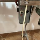 Šedý kovový rozvodový box připevněný k kovové konstrukci. Na přední straně je umístěn jeden otočný ovážkový přepínač s červeným ukazatelem a vedle ně…