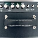 Horní panel černého kytarového komba s ovládacími prvky a nápisy: INPUT, GAIN (s popiskem LEVEL), OVERDRIVE SELECT, VOLUME (s popiskem LEVEL), EQ (s…