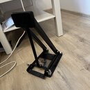 Černý bicí pedál s kovovou konstrukcí a plastovým šlapákem. Na základní desce je vidět zlatý nápis Pearl. Povrch vykazuje mírné známky používání v po…