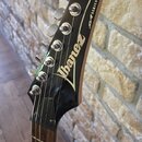 Černá hlava elektrické kytary s nápisem Ibanez a označením SA SERIES. Na hlavě jsou umístěny šest chromovaných ladiček. Hrabednice je vyrobena z tmav…
