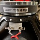 Detail zadní části reproduktoru s černým kovovým rámem. Na magnetu je nalepený štítek s nápisy „MADE BY WSS®“ a „HOOK AMPS Hook 65-8ohm“. K kovovým s…