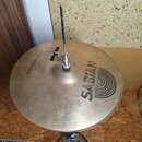 Kruhový činely v přirozené zlatavé barvě s viditelným broušením povrchu. Na ploše je čitelné logo SABIAN doprovázené grafickým prvkem v podobě koncen…