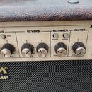 Detail ovládacího panelu kytarového komba v béžové barvě s hnědým texturovaným potahem. Na panelu jsou nápisy AC60 Acoustic, CHORUS, REVERB, FEEDBACK…